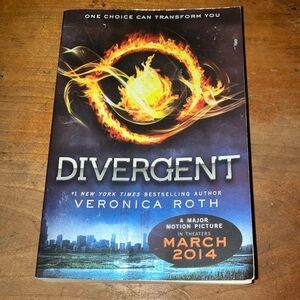 Divergent Book by Veronica Roth